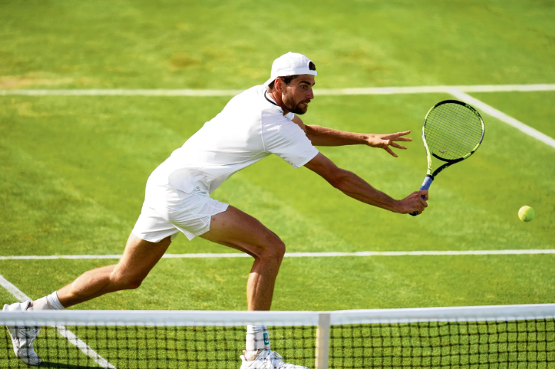 Kijkend naar Maxime Cressy waan je je even in het Wimbledon van de jaren tachtig (NRC)